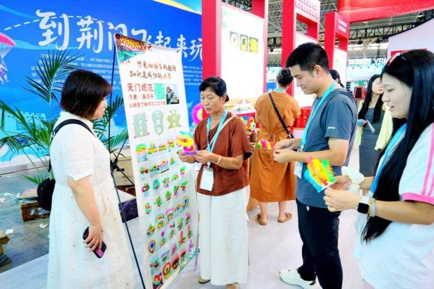 天门主题花车首次亮相2025中国文化旅游产业博览会.docx