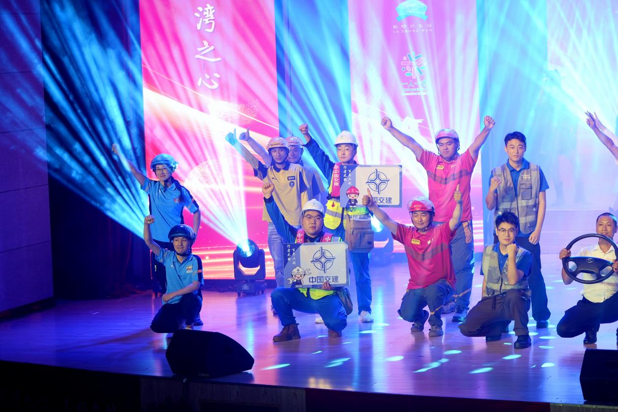 【一线传真】劳动者亮相双节文艺汇演 舞台秀展现建设者风采.docx