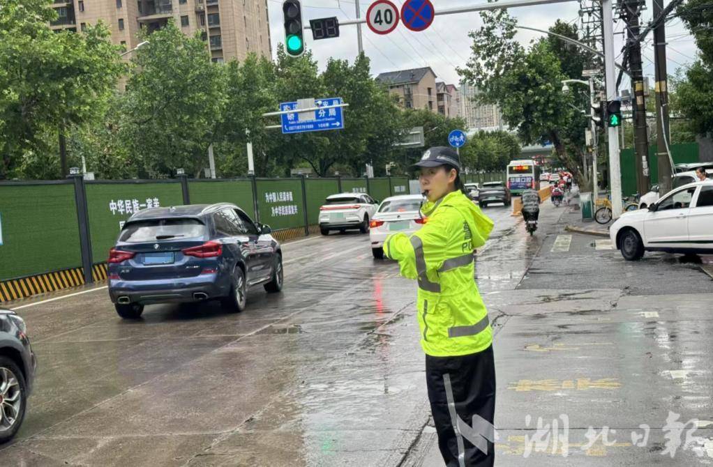 女汉警快骑队员、00后小姑娘朱蔓菁迎着暴风雨，坚守在古田四路道路施工路段，指引行人车辆绕过积水洼地，保证道路安全畅通。