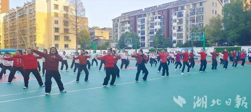 二年级教师正在进行八段锦现场展示