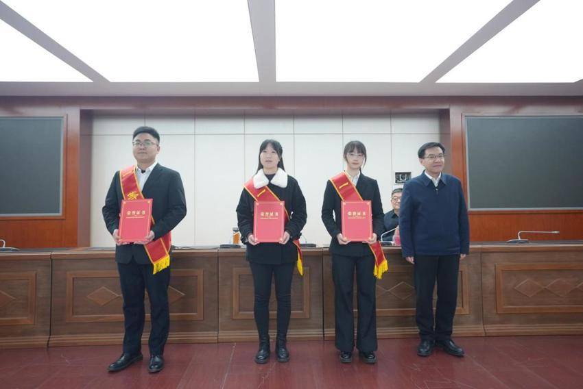 黄石市直机关综合职业技能竞赛颁奖活动暨微调研能力提升大讲堂顺利举办.docx