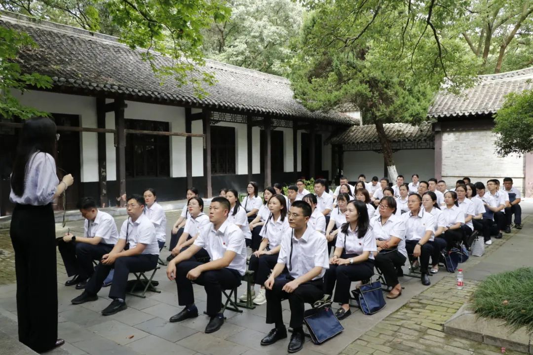 第一期“隆中青检训练营”学员在隆中廉政教育基地，现场聆听市委党校老师讲授《廉为政本话忠诚》。