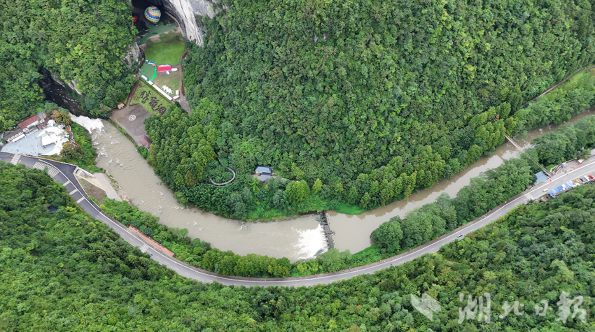 利川腾龙洞旅游公路：从“交通线”到“生态经济链”的实践之路（利川市农路）.docx