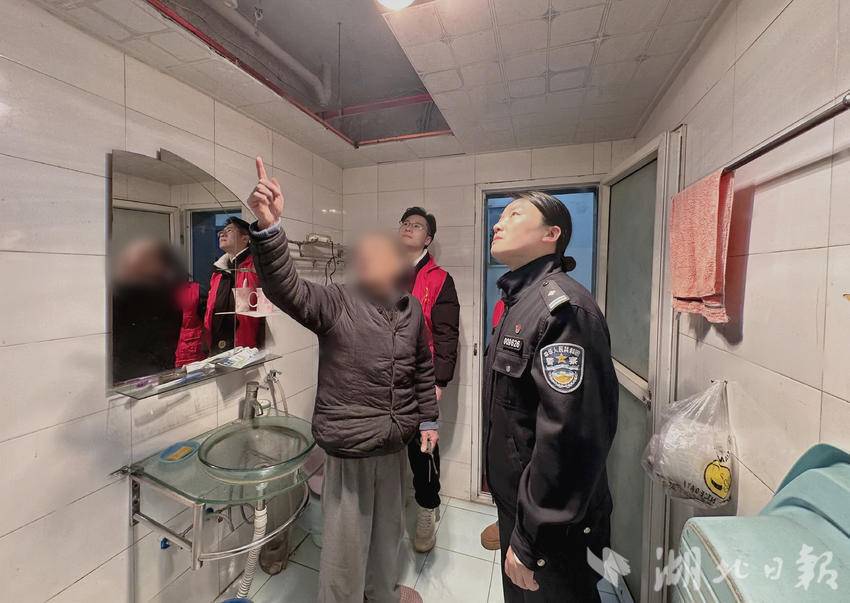 民警走访调解纠纷