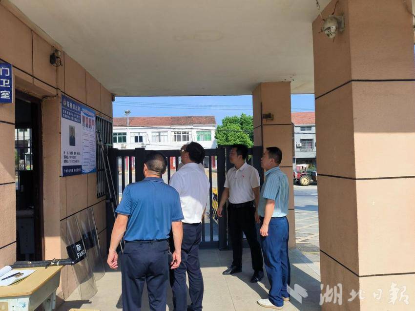 陈巷镇中心小学：教育局领导深入学校视察开学准备工作.docx