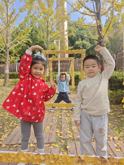 金黄落叶+萌娃笑脸 银杏通讯报道.docx