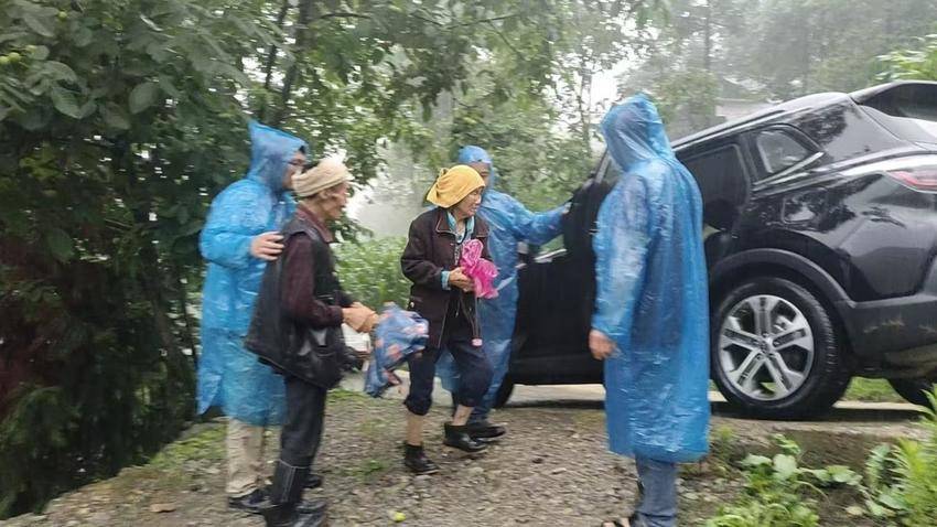 长阳资丘：暴雨中的生命守护战.docx