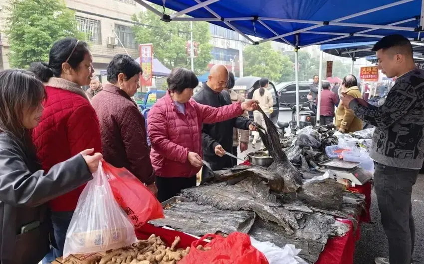 =马家寨乡“逢十集市”火热开场，点燃乡村振兴新引擎.docx