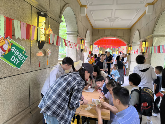 万松街道 凌云社区 月满中秋迎国庆  情暖世家乐团圆10.9.docx