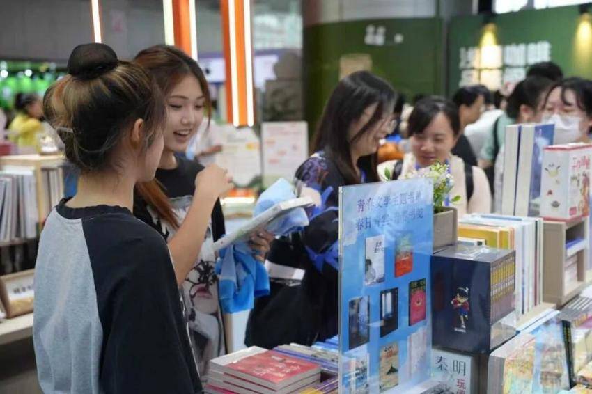 东湖读吧“书香长江”阅读周主题活动  “红色正青春·筑梦新时代”青春读书会暨武汉书展参观考察(2)(1).docx