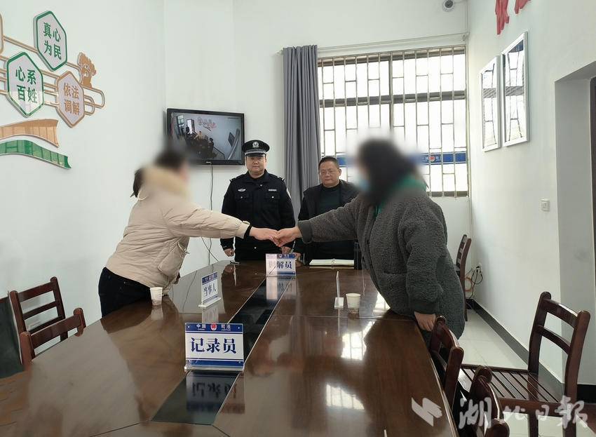 民警联合综治干部化解纠纷