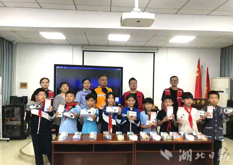 学生同上禁毒教育课 筑牢拒毒思想防线.docx