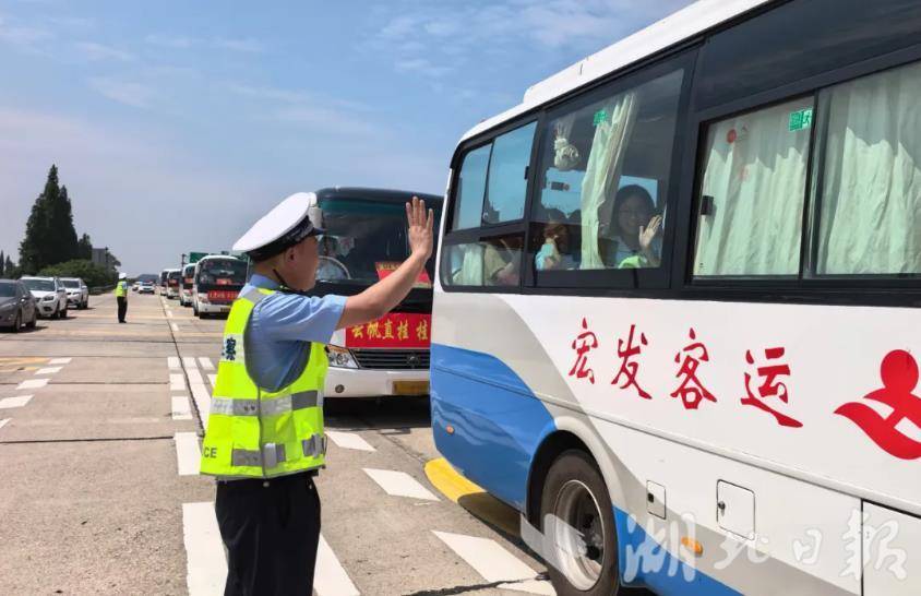 ▲直属高警二支队黄梅大队民警在收费站为学子们加油打气。