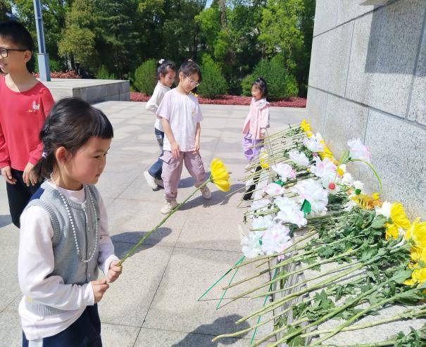 李子园社区：踏春祭先烈 红色润童心.docx