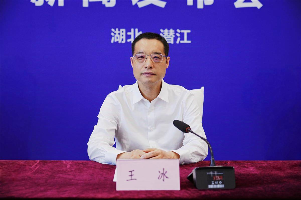 潜江市副市长王冰介绍潜江龙虾产业博览会相关情况。