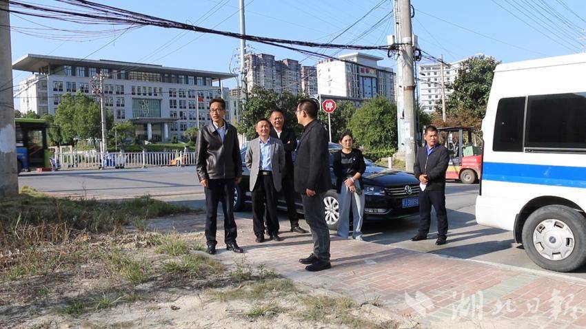 蕲春县政协提案委和县城管执法局督导废旧回收点规范管理工作