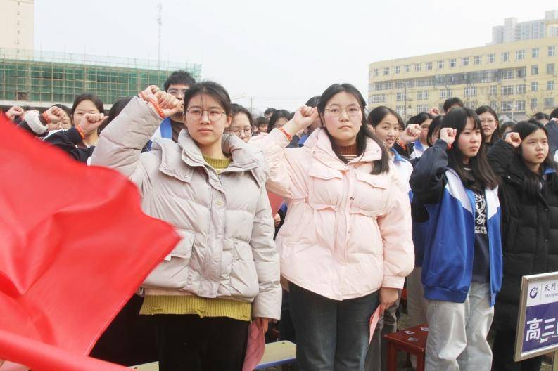 天门市竟陵高中2025年高考誓师暨励志报告大会掠影.docx