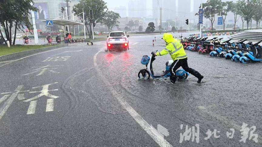 咸宁交警搬离横在马路中间的共享单车。