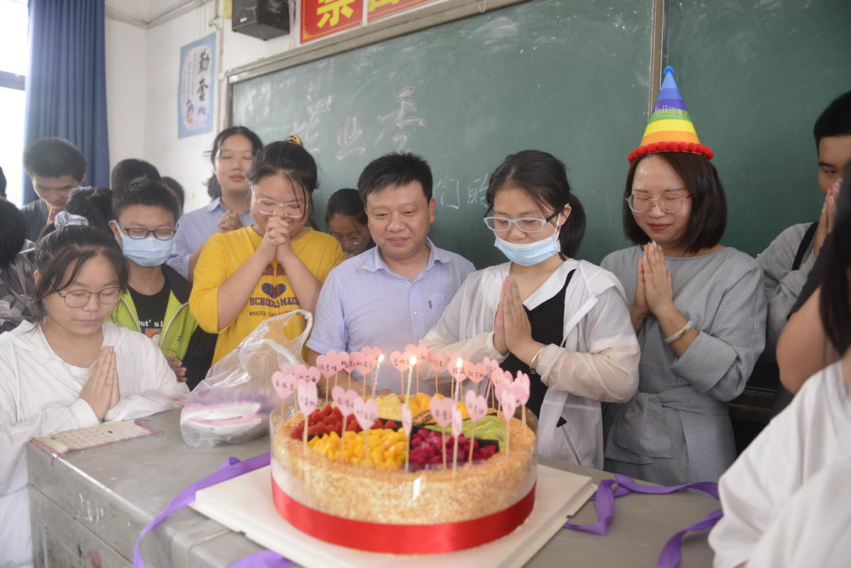 襄阳市十二中校长为中考生们送来毕业蛋糕