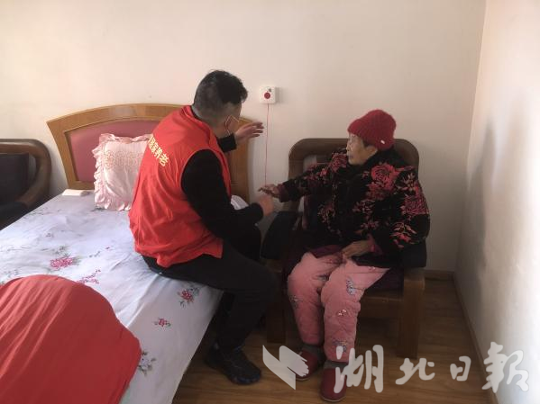 工作人员教老人使用智能化设备
