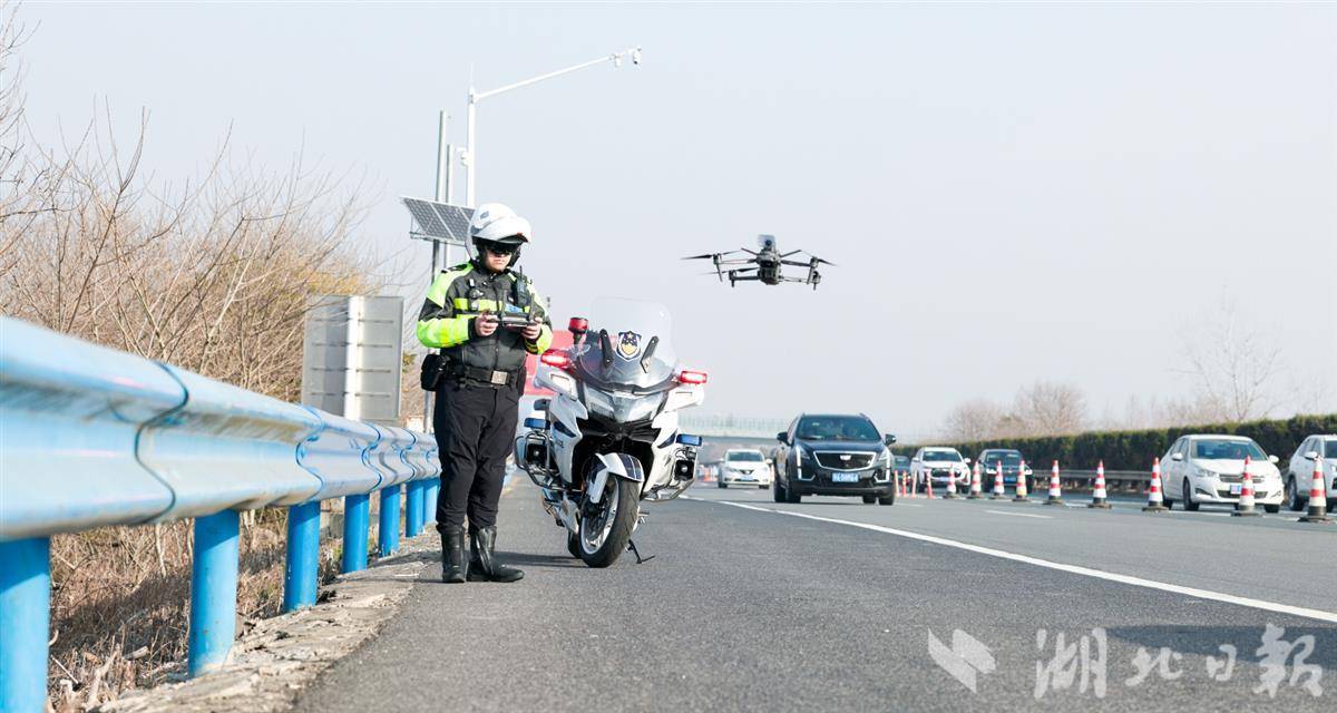 交通骑警利用无人机监控路况。（受访单位供图）