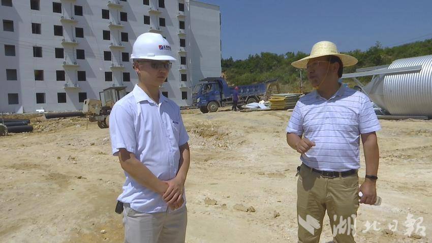 蕲春县林业局局长田建军（右）调研森工产业项目