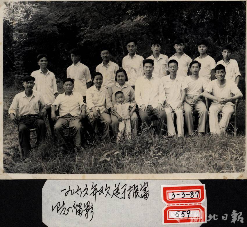 1966年5月欢送于振富（左四）同志合影。