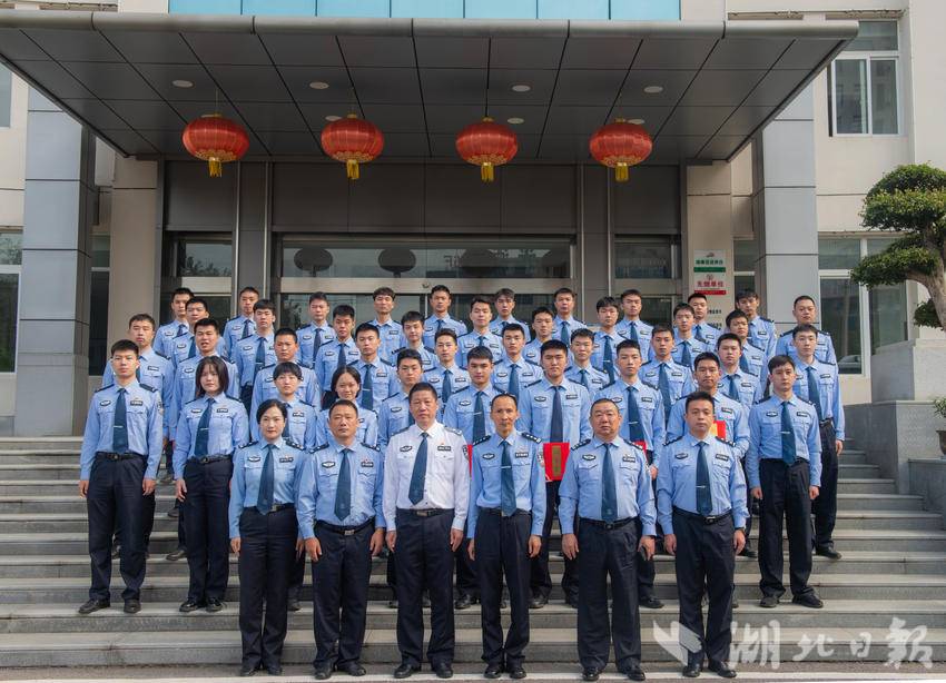 湖北警官学院实习生合影留念