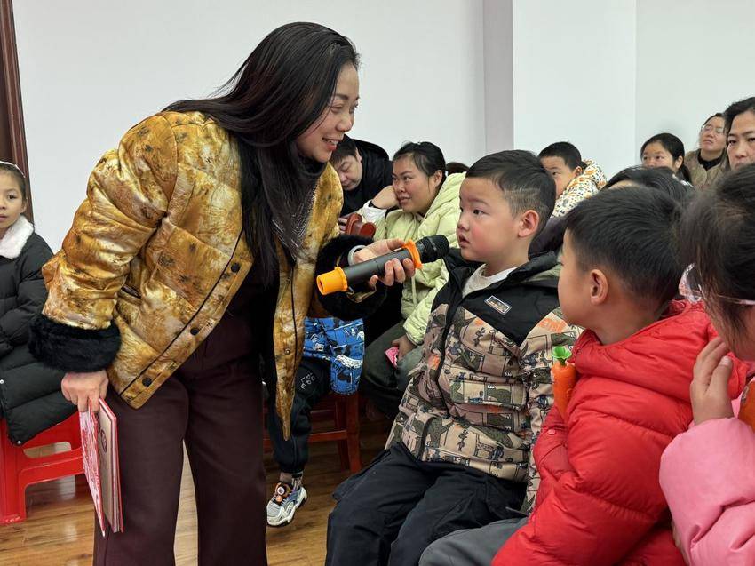 宜昌市图书馆快乐小屋《年年有鱼》绘本讲读报道.docx