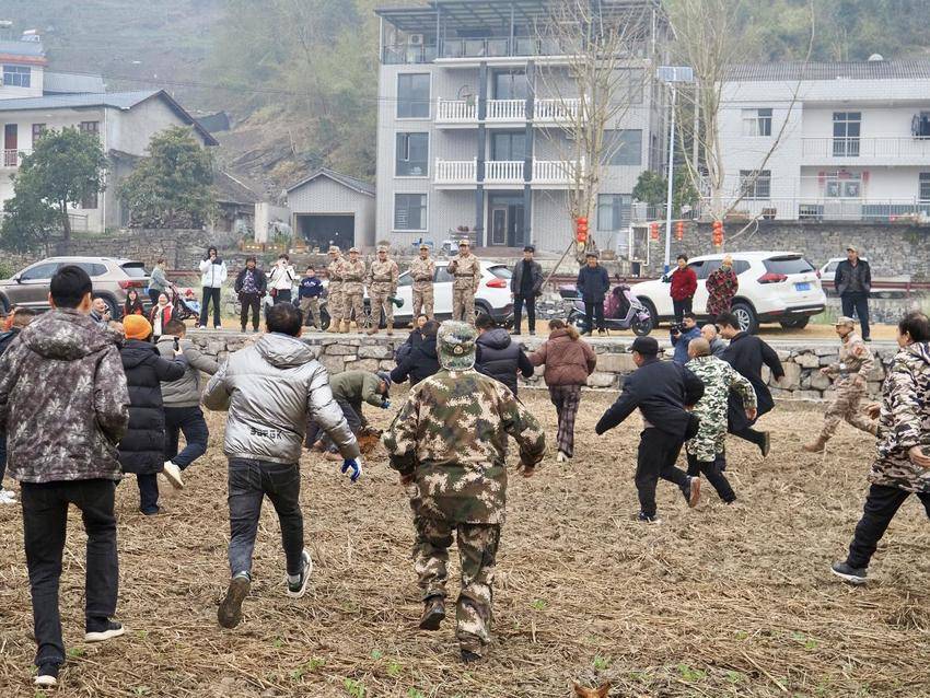 【图文】宜昌长阳：和美龙舟齐奋进 乡村“村晚”欢乐多.docx