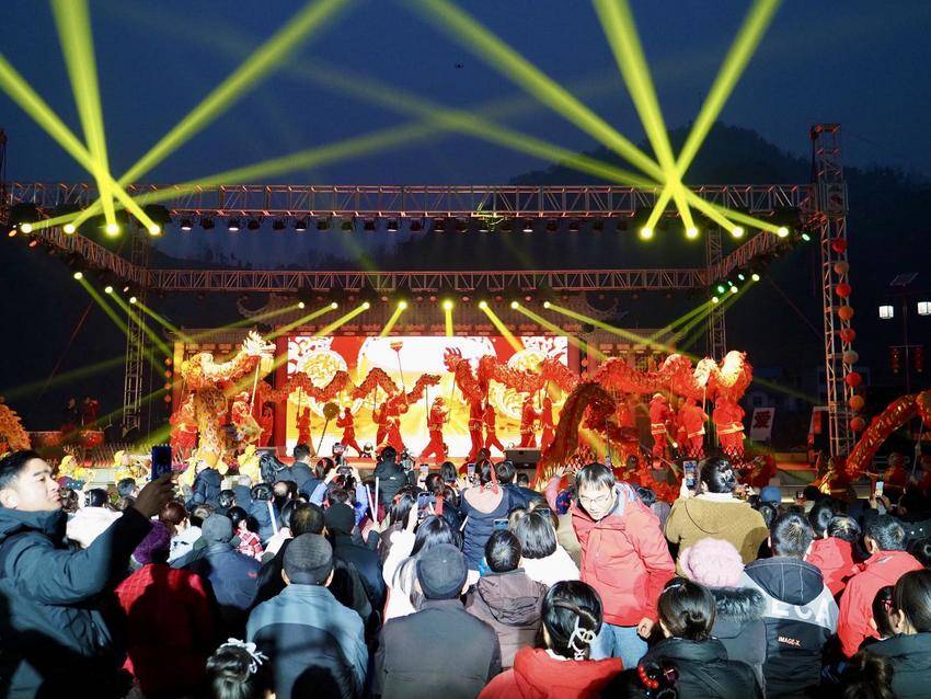 【图文】宜昌长阳：和美龙舟齐奋进 乡村“村晚”欢乐多.docx