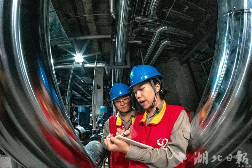 咸宁全民健身中心能源站机房位于地下一层，管线交错。湖北日报通讯员 刘宇 摄