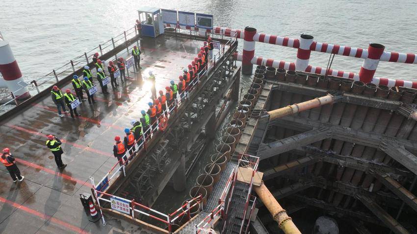 【特别策划】南通天生港码头项目成功举办船舶碰撞钢围堰应急演练.docx