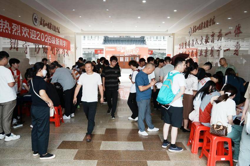 武汉体育学院武当山国际武术学院2025级新生陆续入学报到.docx