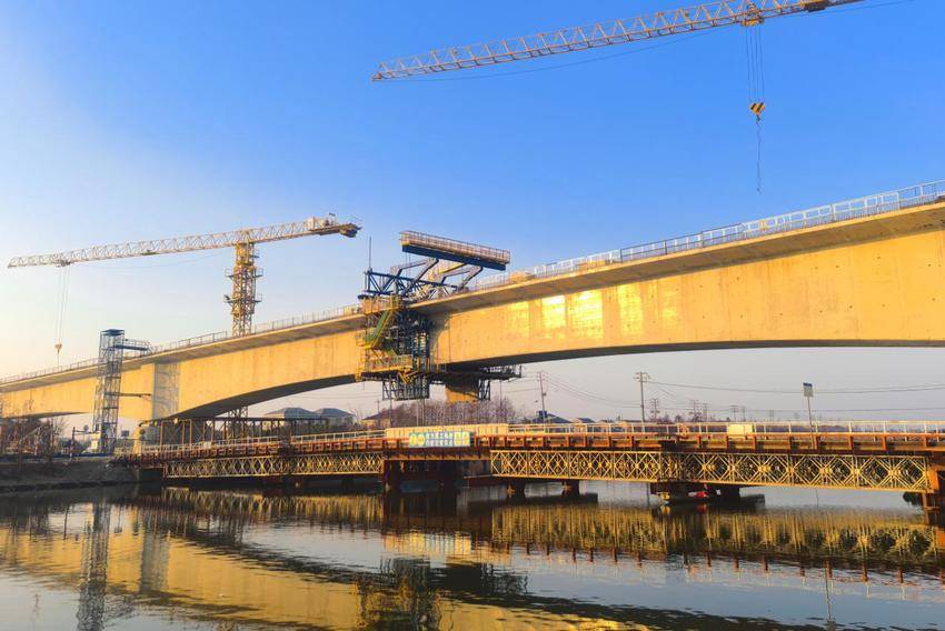 【交通强国】通苏嘉甬高铁慈溪特大桥跨八塘江连续梁精准合龙.docx