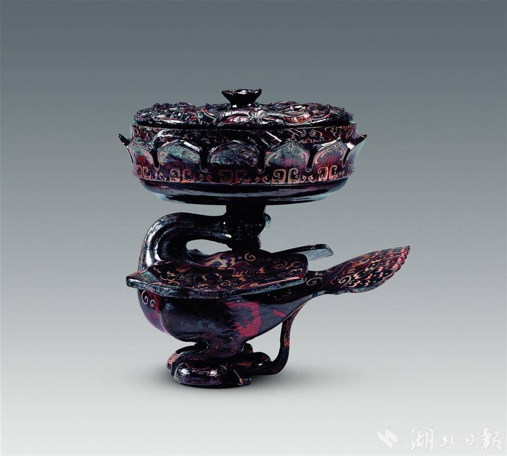 漆木彩绘凤鸟莲花盖豆 战国 荆州博物馆藏.jpg