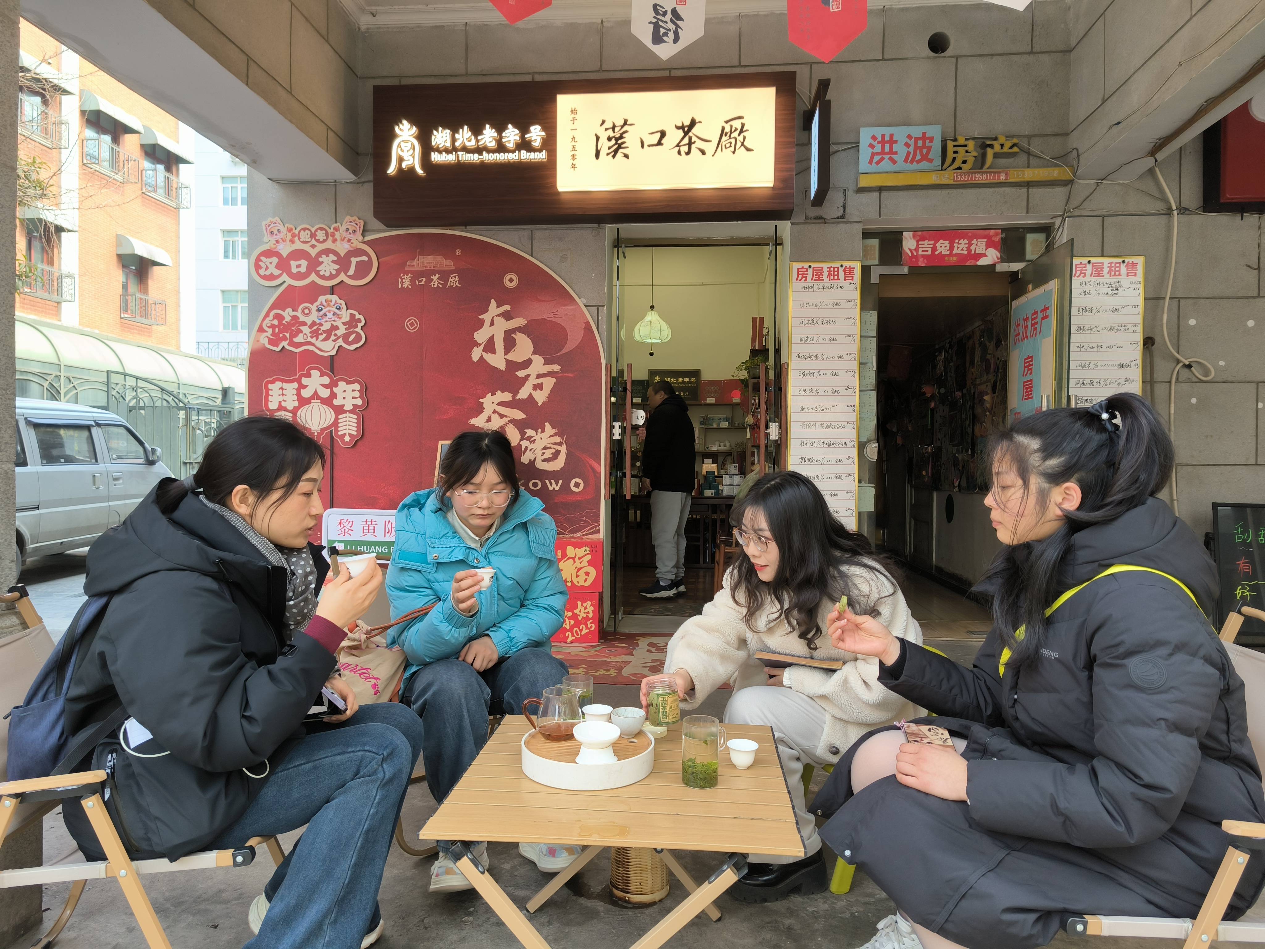 店门口的茶摊，看街景品茶（通讯员 鲁莉 摄）