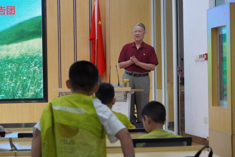 20250812万松街道青年社区“爱心托管班”：老同志主讲《不忘国耻铭记英雄》厚植家国情怀.docx