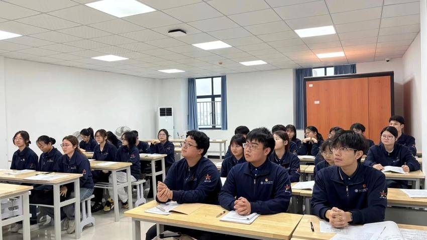 青春向党 奋斗有我 笃学荆楚英才志 聚力青马同逐光(终稿)(1).docx