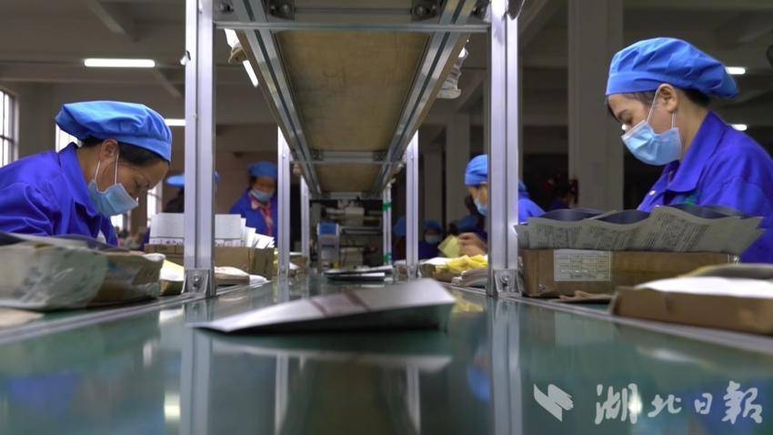 工人在流水线上生产蕲艾制品（范文强 摄）