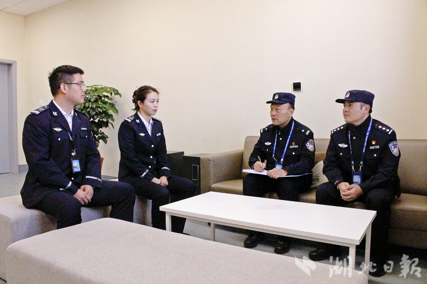 民警走访企业