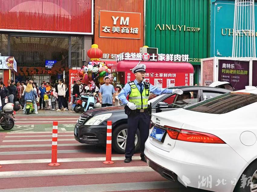 交警疏导交通