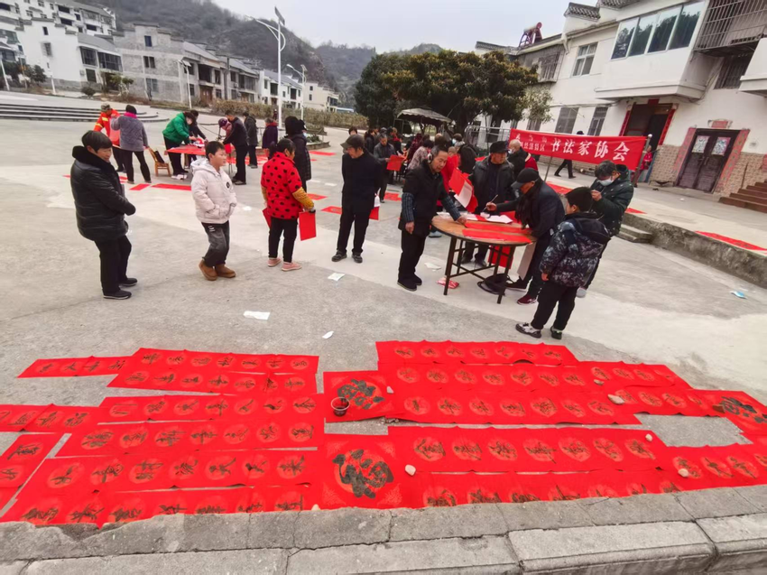 武当山书法家协会走进石家庄村写春联送万“福”.doc