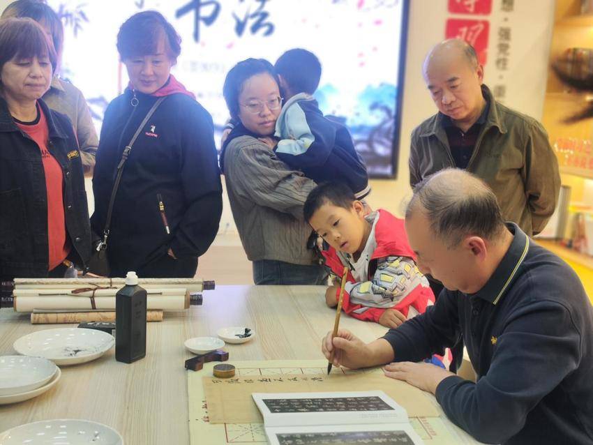 现场示范教练     课堂互动踊跃黄石港区书法艺术进社区暨区文艺夜校第八期培训活动成功举行.docx