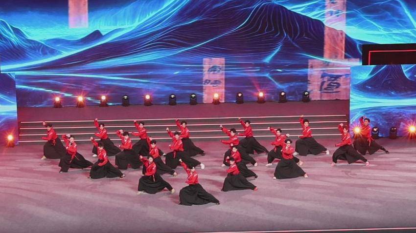 弘极高中学生参演全民健身运动会开幕式.docx