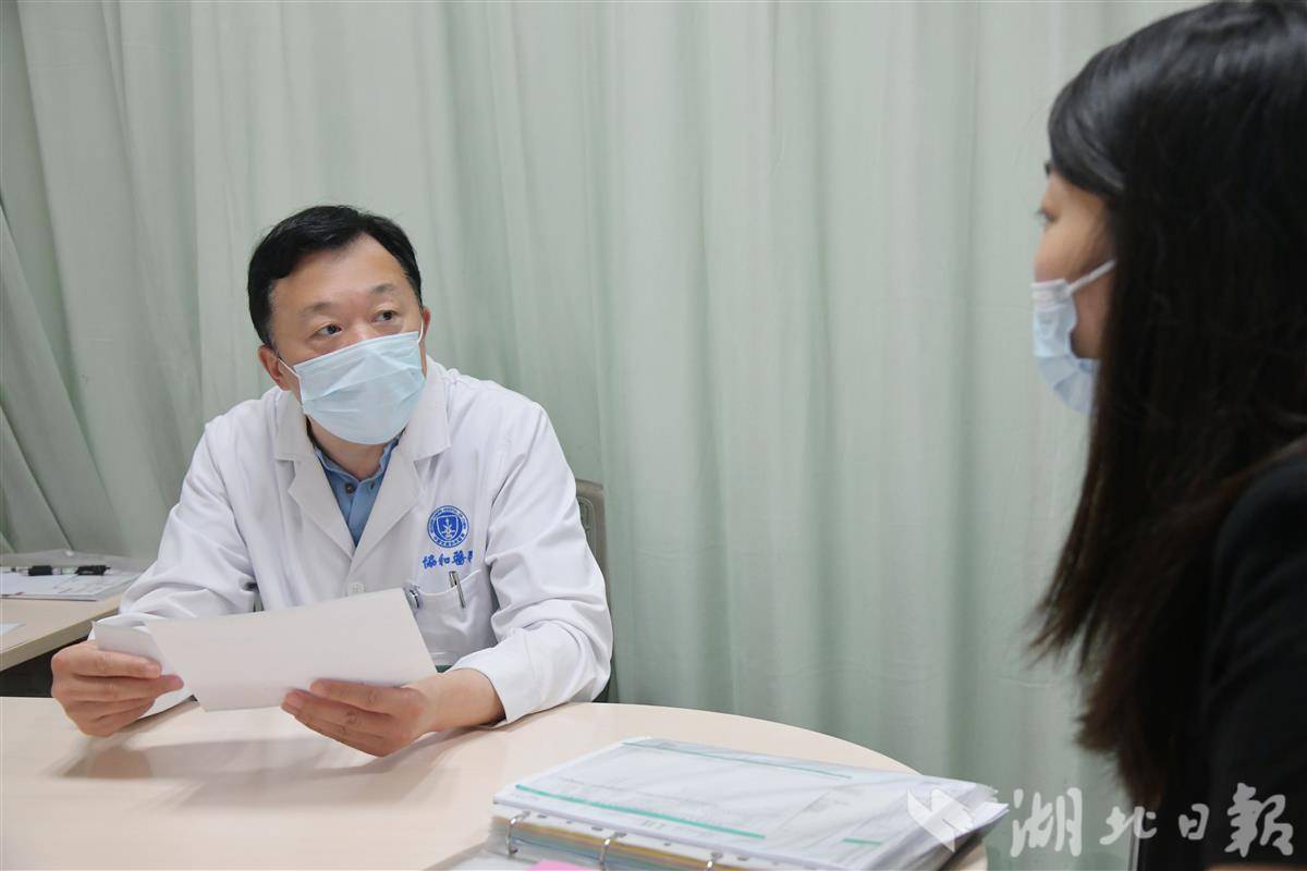 胡豫教授为黎女士进行问诊。