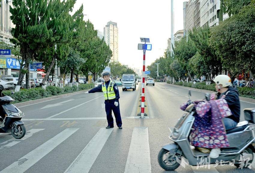 （李超在指挥交通）