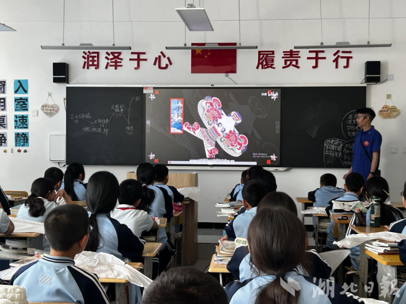 湖北文理学院第五批“雪莲花”赴疆支教团队队员王海阳为学生们讲解风筝起源、文化与发展