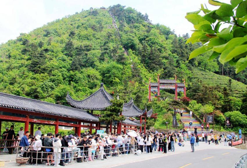游客在双峰山旅游度假区排队游览。