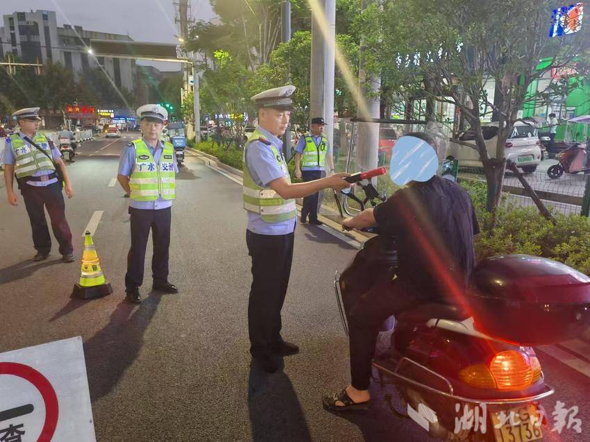 广水交警组织开展夏夜治安巡查宣防第二次集中统一行动